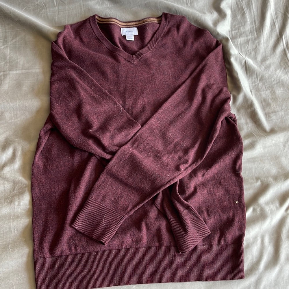 Plum men’s v-neck sweater
